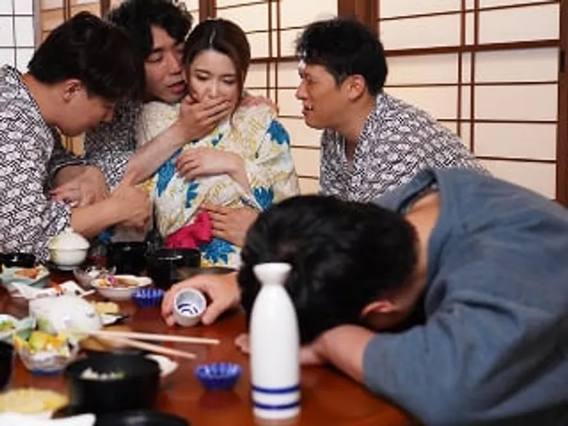 đưa cô vợ đi suối nước nóng, anh xã không biết vợ bị người khác nện sấp mặt